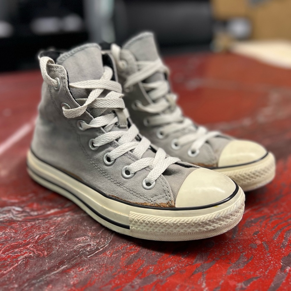 Women’s Size 5 gray Converse All Star Chuck Taylors.